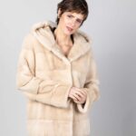 Abrigo de mujer con capucha de pelo de visón con bolsillos verticales De la Roca Beige 40