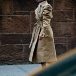 La gabardina básica beige, el abrigo preferido de estilistas
