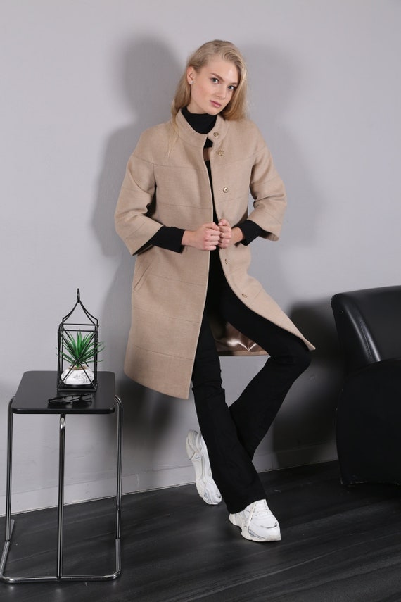 abrigo-beige-mujer-349iey-1.jpg Abrigo de lana beige para mujer, cierre con botones a presión sin cuello, manga media larga, talla M, talla 38, talla 8 de EE. UU., talla 10 del Reino Unido, ropa de - Imagen 1