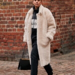Todas las maneras de combinar un abrigo de pelo beige, la prenda que está arrasando en el street style