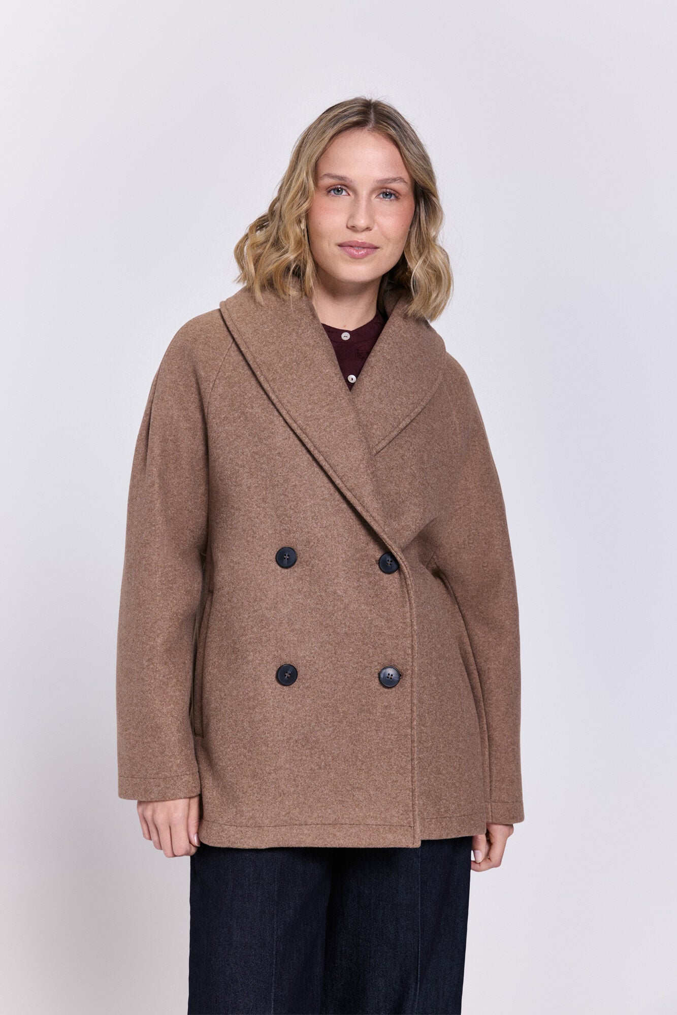 abrigo-corto-mujer-757apz-1.jpg Abrigo de paño corto color camel | Ofertas en abrigos y parkas de mujer | Fifty Outlet - Imagen 1
