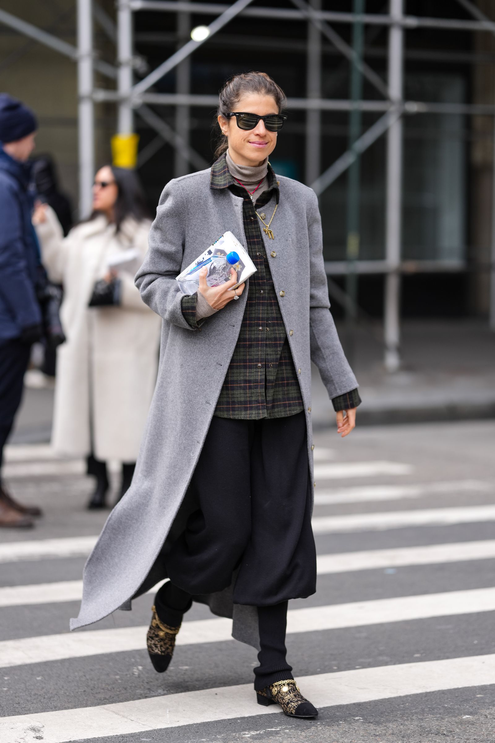 abrigo-gris-948ijy-1.jpg Estaba aburrida del abrigo gris hasta que decidí poner en práctica estas 5 ideas del street style | Vogue España - Imagen 1