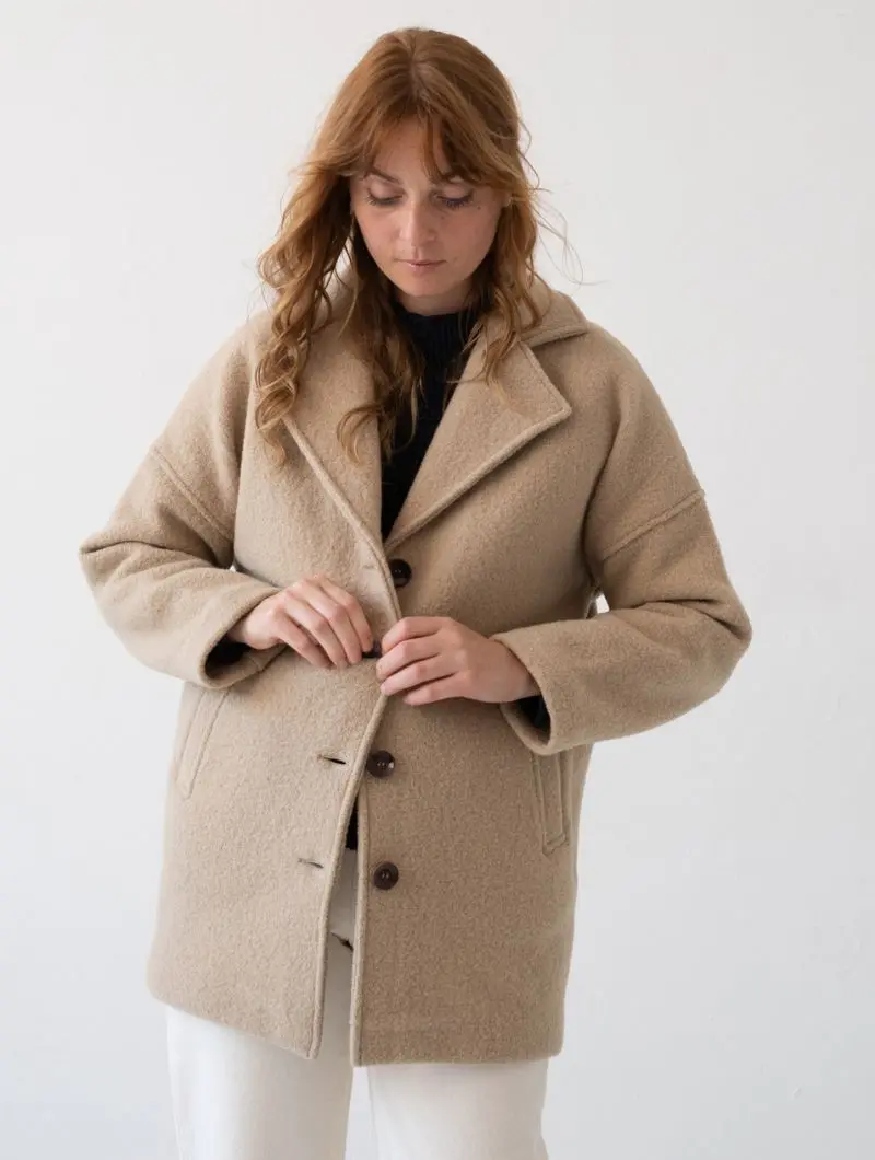 abrigo-mujer-243abm.webp Abrigo beige para mujer de lana merino Hecho en España Fieito - Imagen 1
