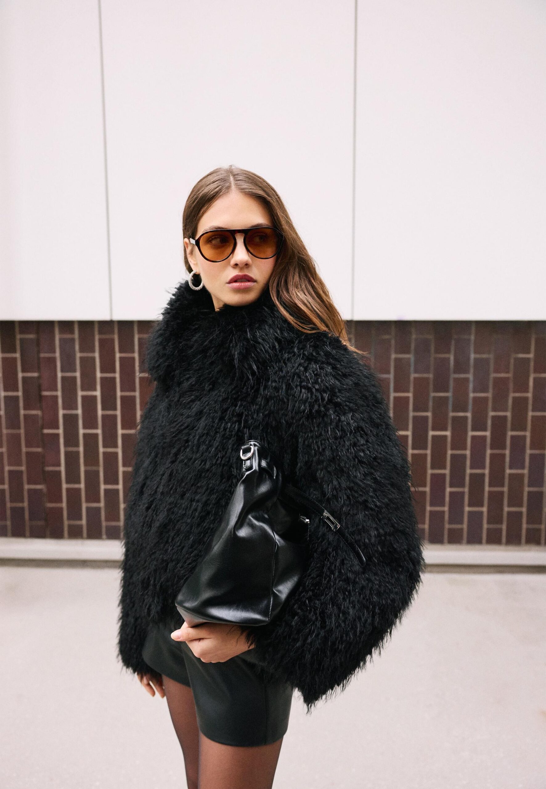 abrigo-pelo-807lag-1.jpg El precioso abrigo de pelo de Stradivarius que las expertas en moda están agotando porque es ultracalentito y tan elegante que parece de lujo - Imagen 1