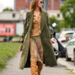 Abrigo verde oliva, la tendencia en abrigos favorita de las estilistas para este otoño invierno 2024 2025