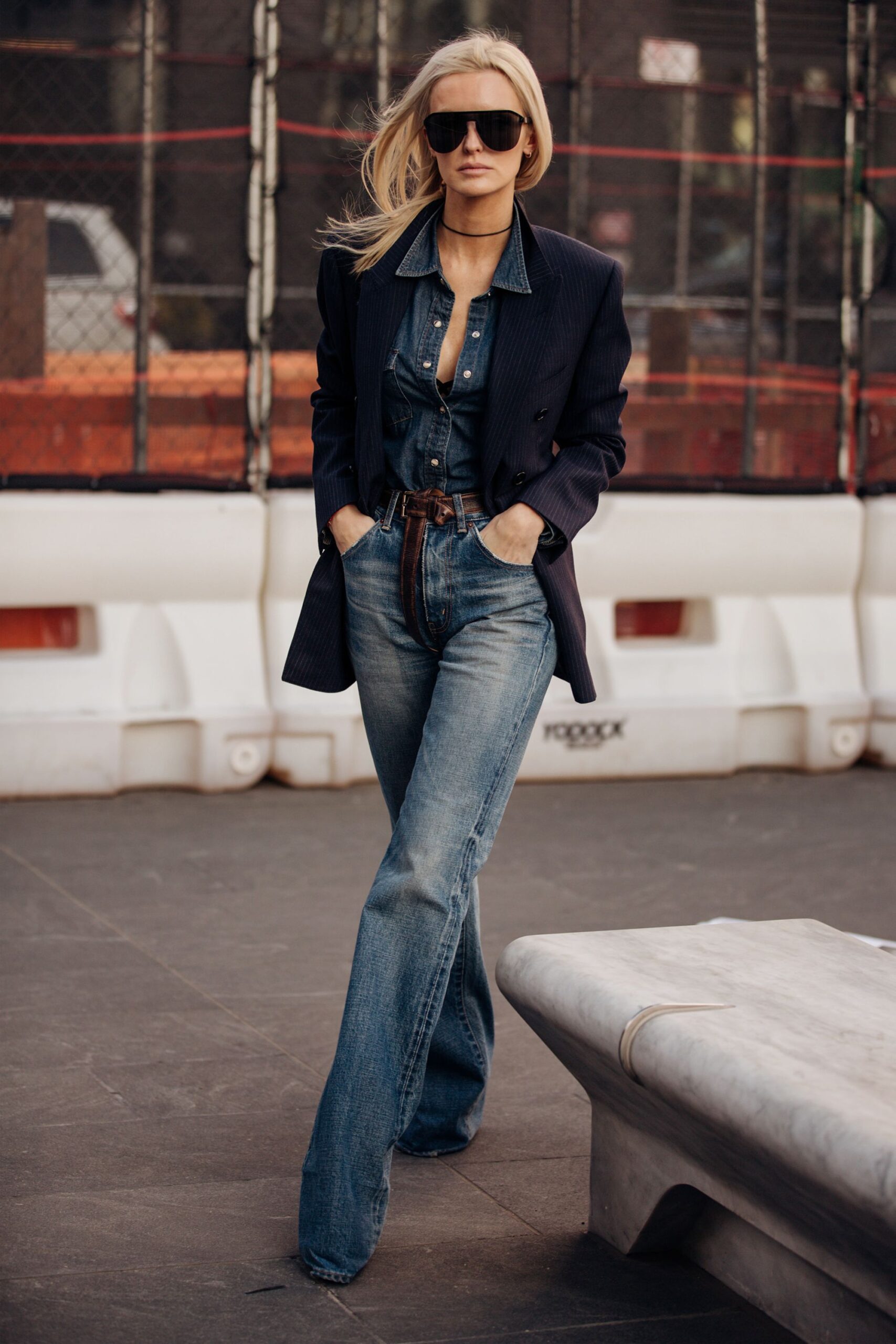 americana-negra-mujer-941xhy-1.jpg El blazer negro (o por qué para seguir las tendencias de la temporada sólo necesitas optimizar la prenda que ya cuelga en tu armario) | Vogue España - Imagen 1