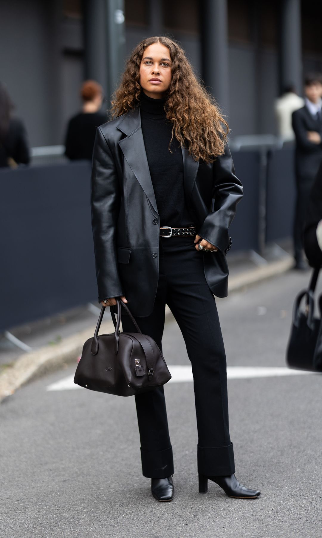 americana-negra-mujer-979wnd-1.jpg 10 fórmulas innovadoras para llevar tu 'blazer' negra favorita en todos los looks de noviembre - Imagen 1