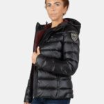Chaquetón Plumífero Hidrorrepelente Blauer Charme Para Mujer – Corte Acinturado, Capucha Fija, Bolsillos Con Cremallera Y Detalles