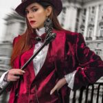 Blazer terciopelo rojo con motivo floral GRCK007: elegancia y estilo distintivo | GEMINIS