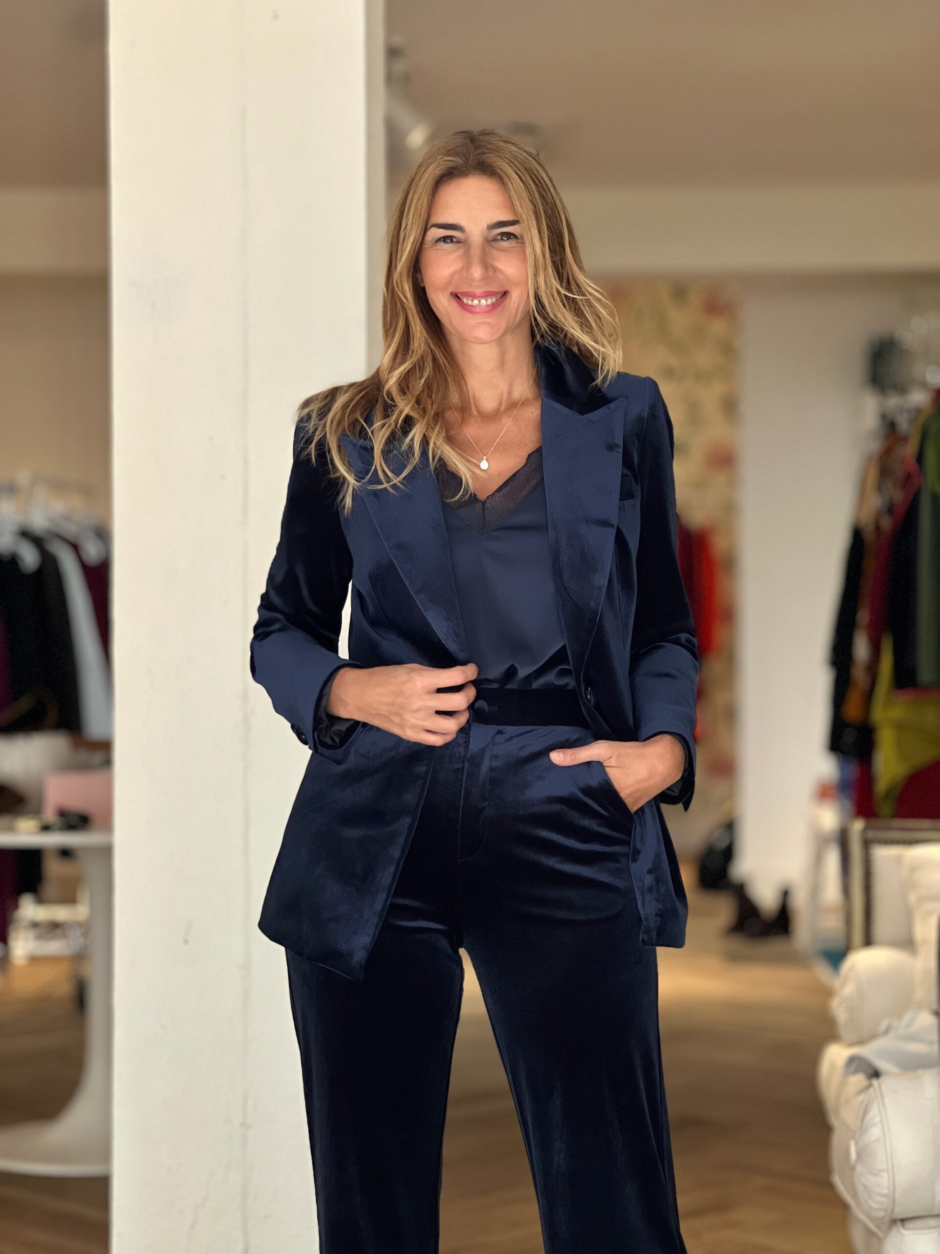 blazer-terciopelo-mujer-537yll-1.jpg Chaqueta ideal de terciopelo azul - Imagen 1
