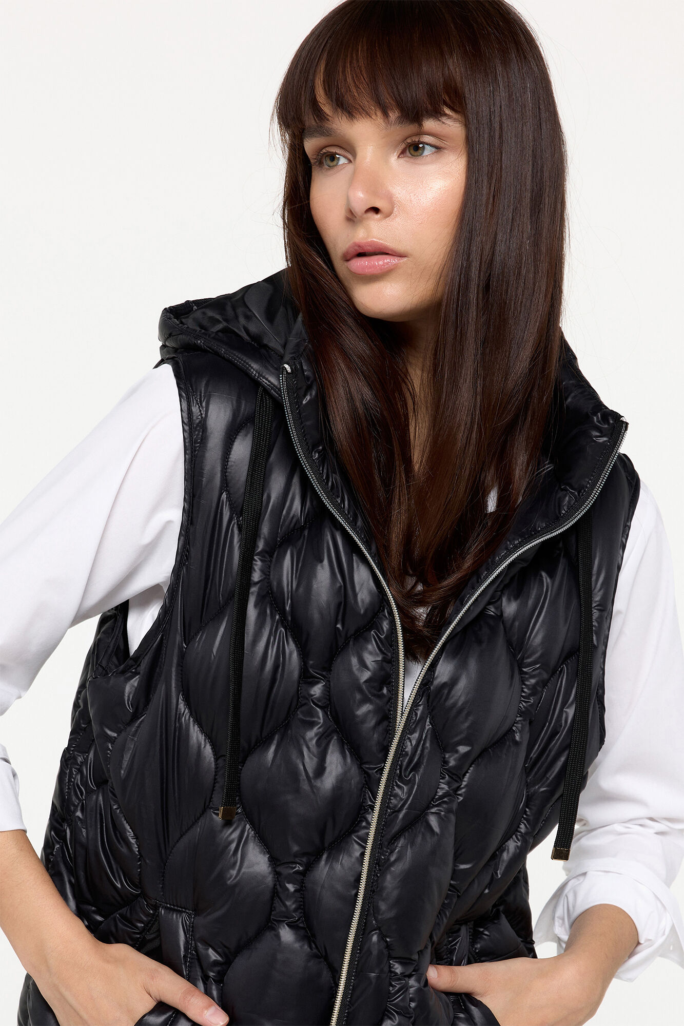 chaleco-acolchado-mujer-440vtc-2.jpg Chaleco acolchado capucha | Ofertas en chalecos de mujer | Fifty Outlet - Imagen 1