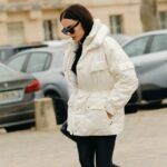 Esta cazadora blanca de Helly Hansen para mujer cuesta 96 euros (antes 215)