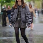 Cómo combinar la cazadora 'bomber' que vuelve a ser tendencia en 12 looks sofisticados