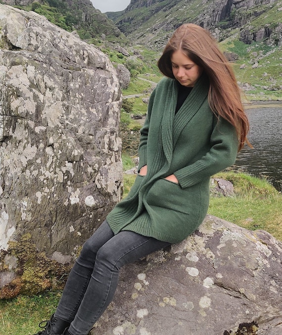 chaqueta-larga-mujer-791rxj-1.jpg Chaqueta larga de punto con borde acanalado para mujer con bolsillos 100 % lana de cordero suave y nueva Verde musgo Muy cálida y gruesa HECHA A MANO EN IRLANDA Etsy España - Imagen 1
