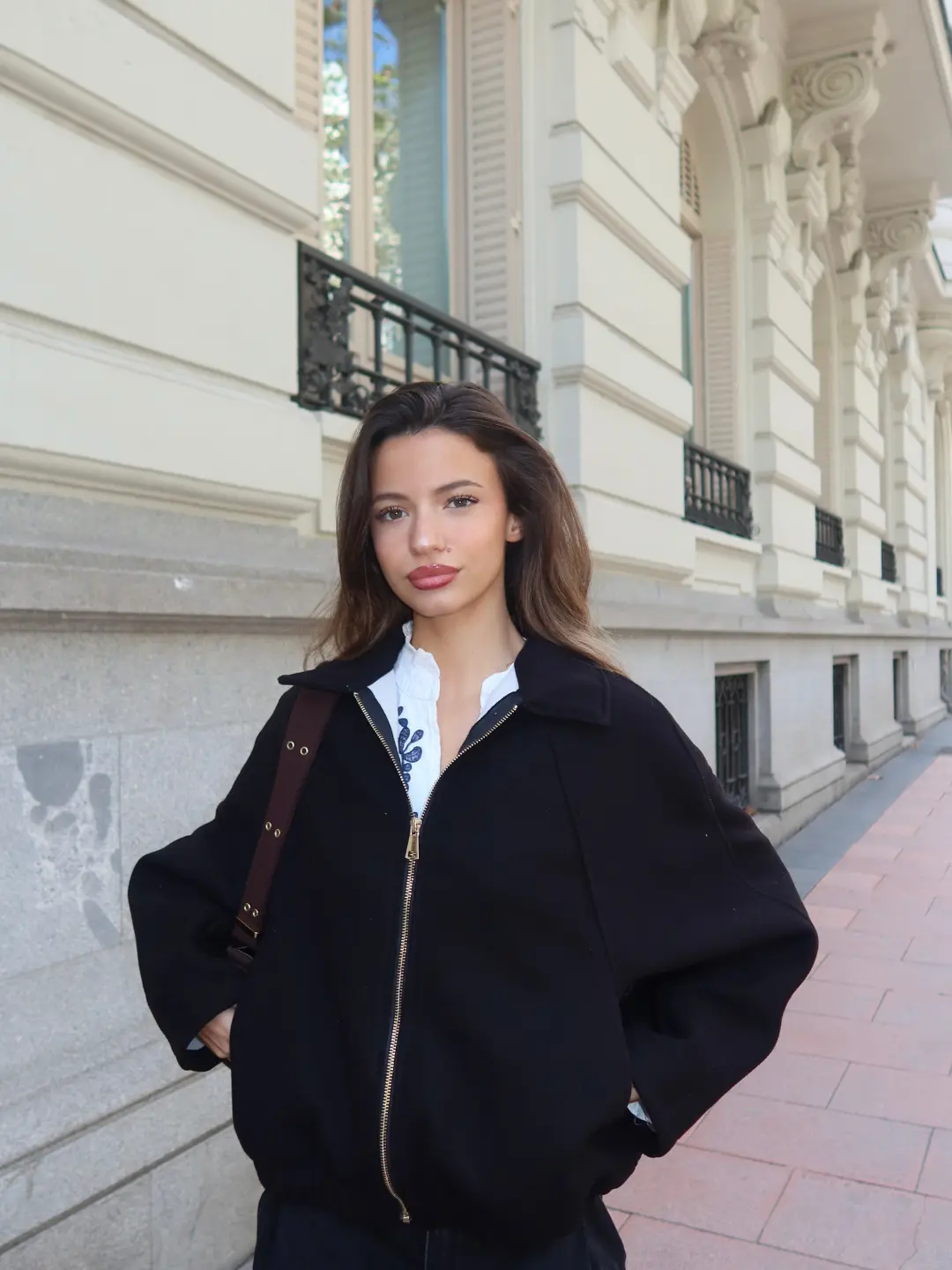 chaqueta-negra-908jwb.webp Chaqueta Negra Minimal con Cremallera | Maravilloso 2025 - Imagen 1