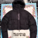 Chaqueta Trapstar Irongate Hooded Puffer Mujer de segunda mano por 90 EUR en Xativa en WALLAPOP