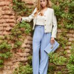 Chaqueta corta de fiesta de tejido tweed y botones dorados | INVITADISIMA