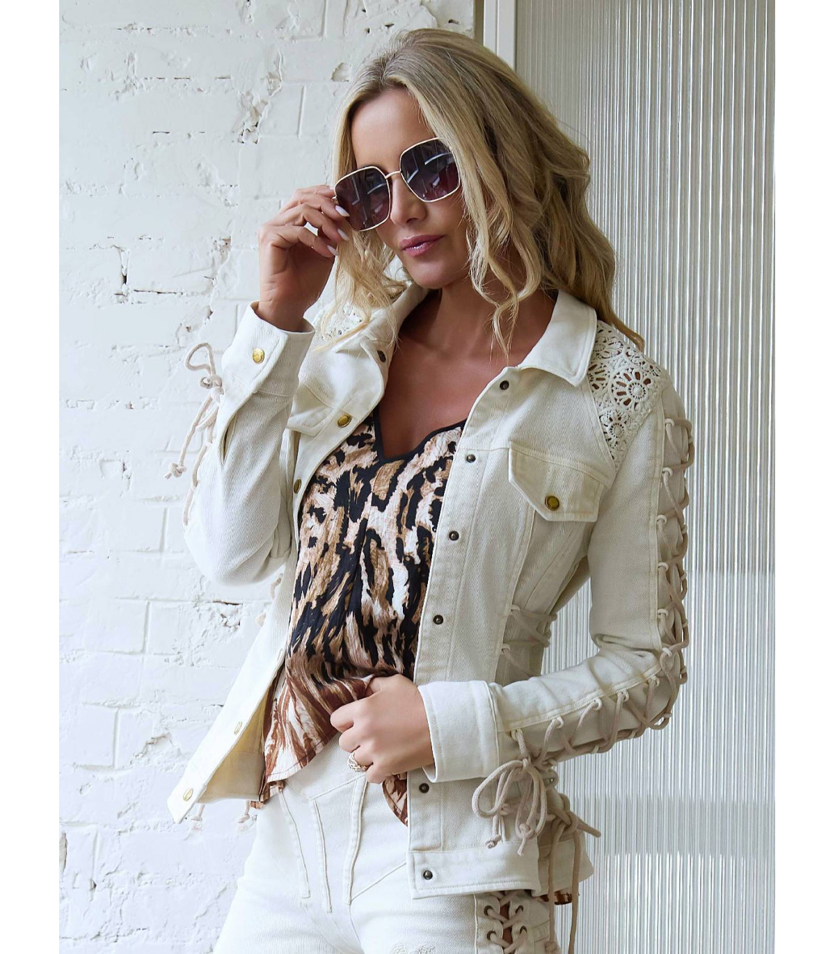 chaqueta-vaquera-mujer-139szc-1.jpg Chaqueta Lyra Camaleónica | Chaqueta Vaquera Blanca Mujer - Imagen 1