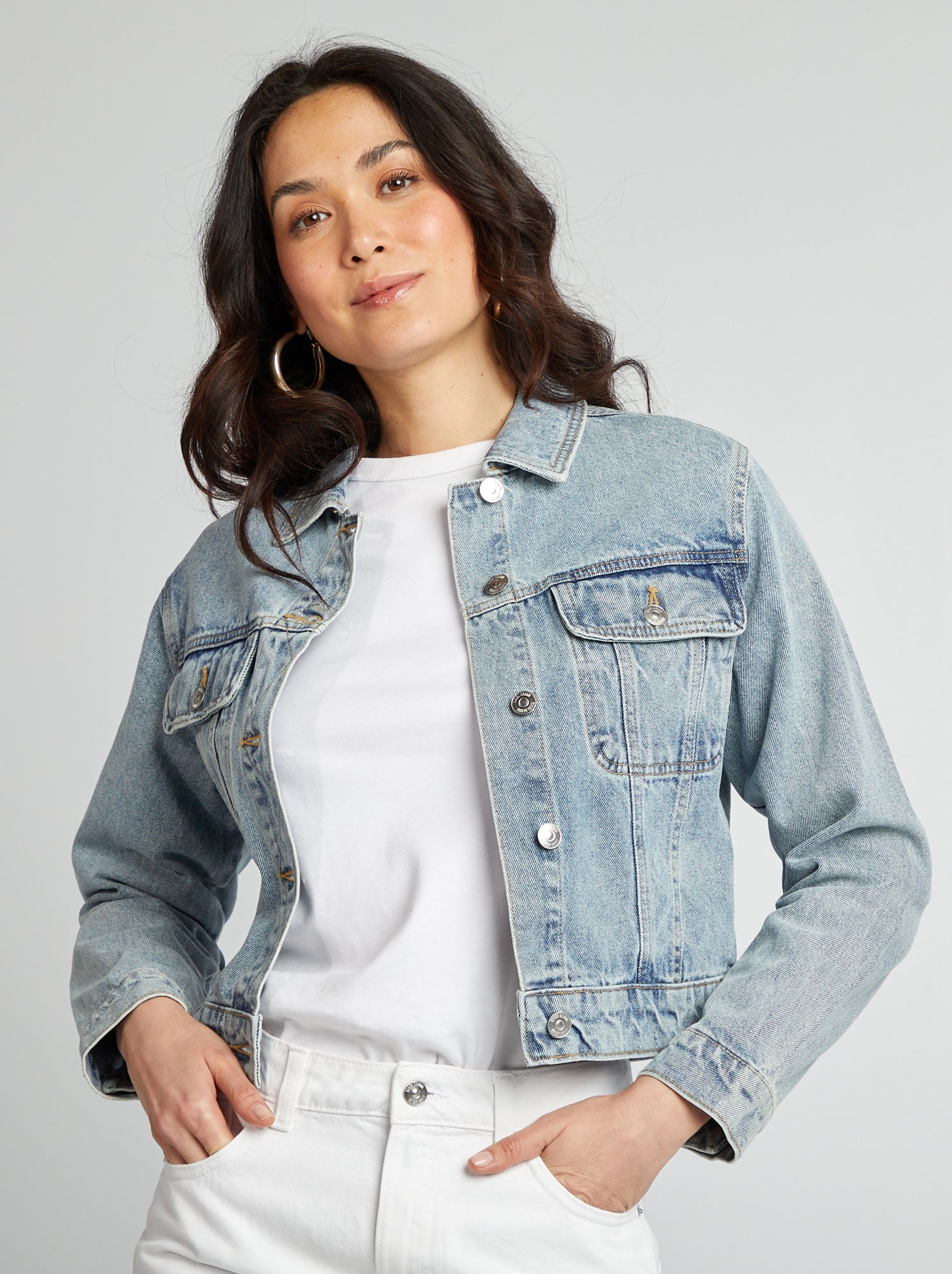 chaqueta-vaquera-mujer-981tiy-1.jpg Chaqueta vaquera de manga larga con bolsillos en el pecho con solapa AZUL - Imagen 1