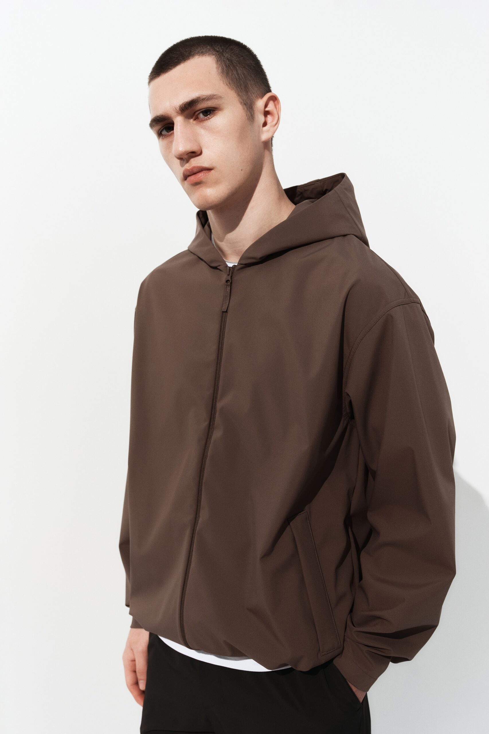 cortavientos-hombre-380bxk-1.jpg Chaqueta cortavientos de deporte repelente al agua Marrón claro HOMBRE | H&M ES - Imagen 1