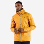 El chubasquero impermeable y transpirable de Tribord de 23 euros por el que los hombres de más de 40 años están haciendo cola en Decathlon