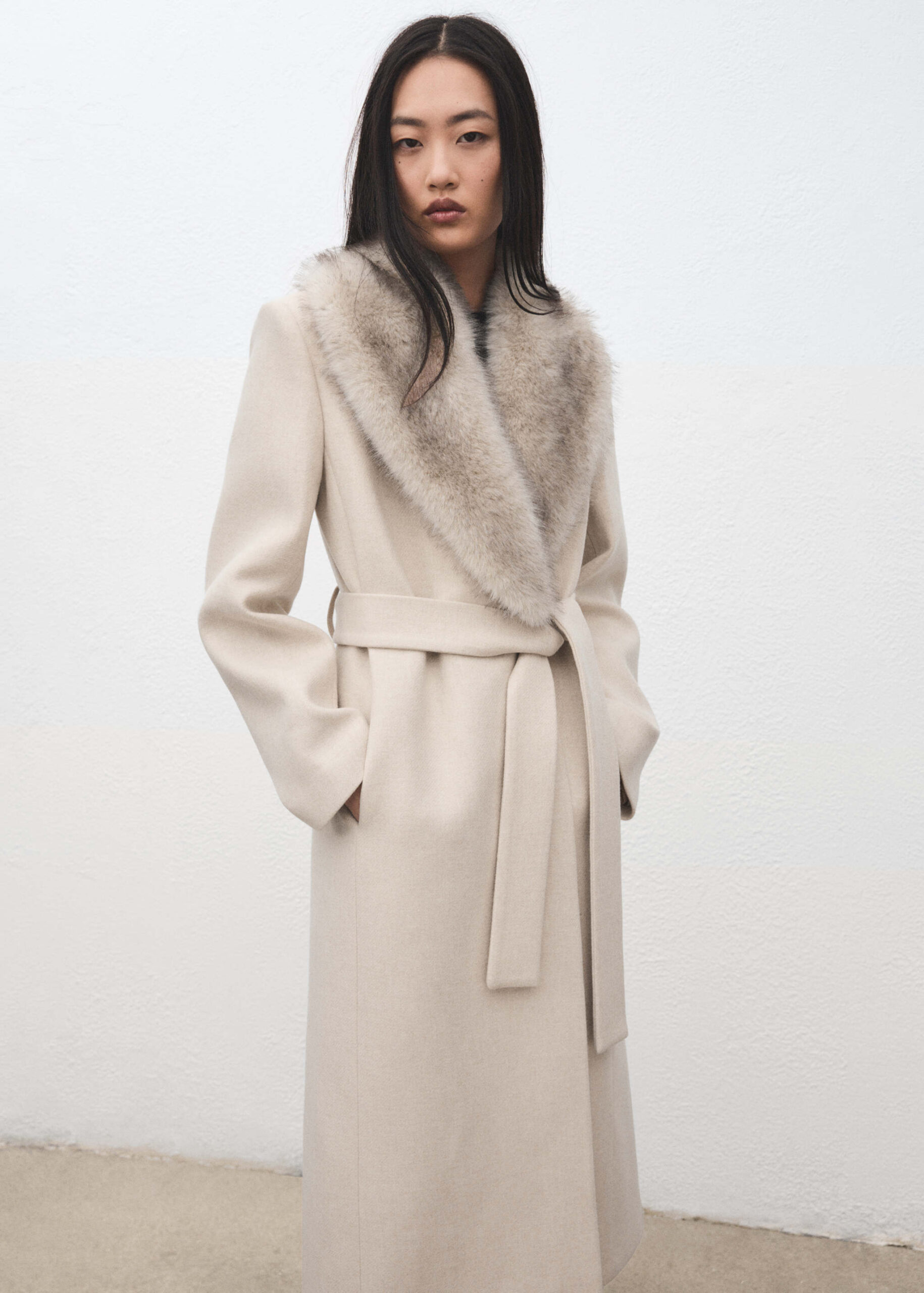 mango-abrigos-mujer-917jeg-1.jpg Abrigo lana Manteco cuello pelo Mujer | MANGO España (Península y Baleares) - Imagen 1