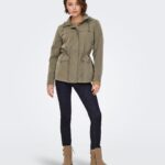 Parka de mujer con capucha y cintura fruncida Only Verde militar · El Corte Inglés