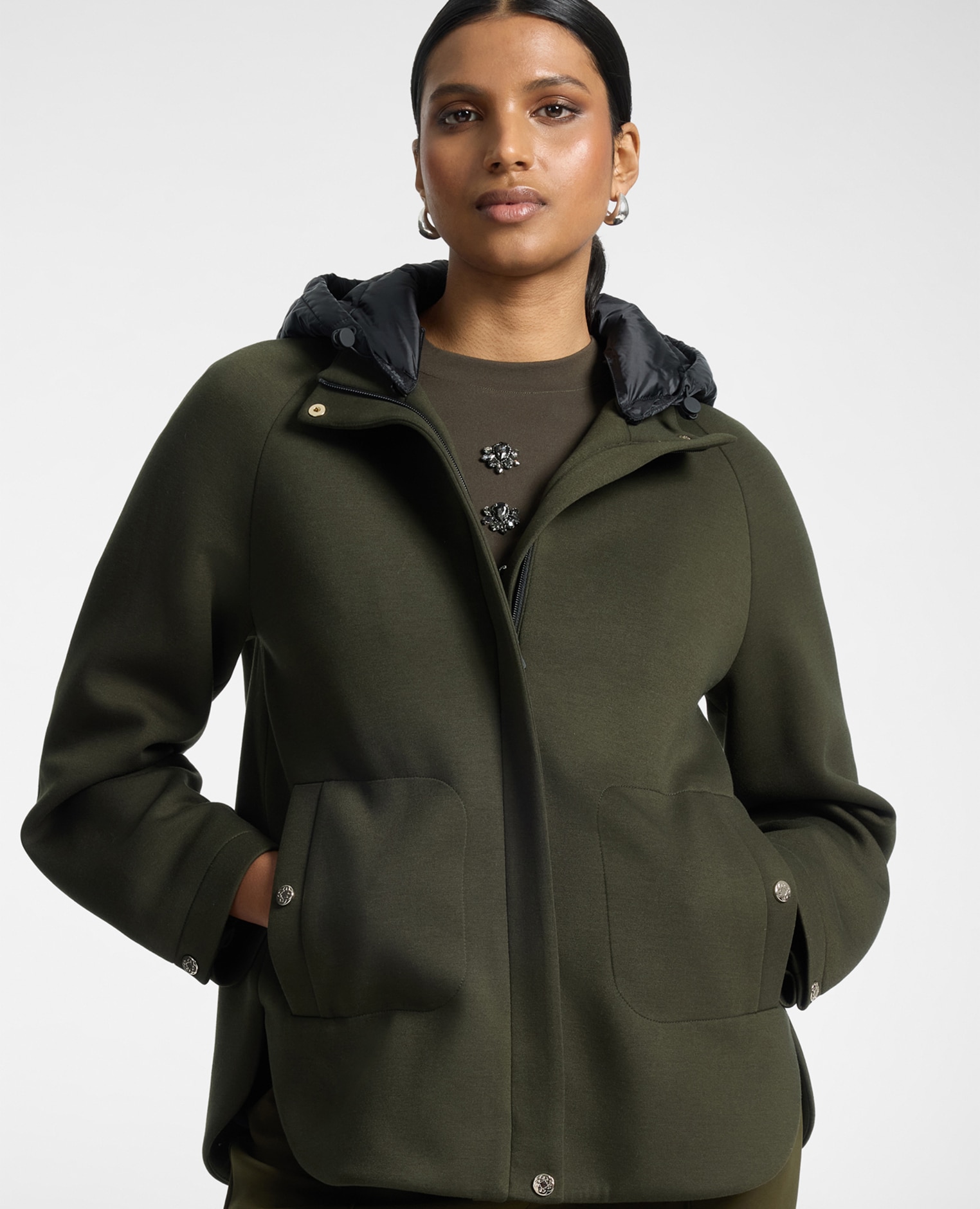 parka-verde-mujer-803cpa-1.jpg Parka de mujer en scuba con capucha longitud media ajuste regular Elena Miró Verde · El Corte Inglés - Imagen 1