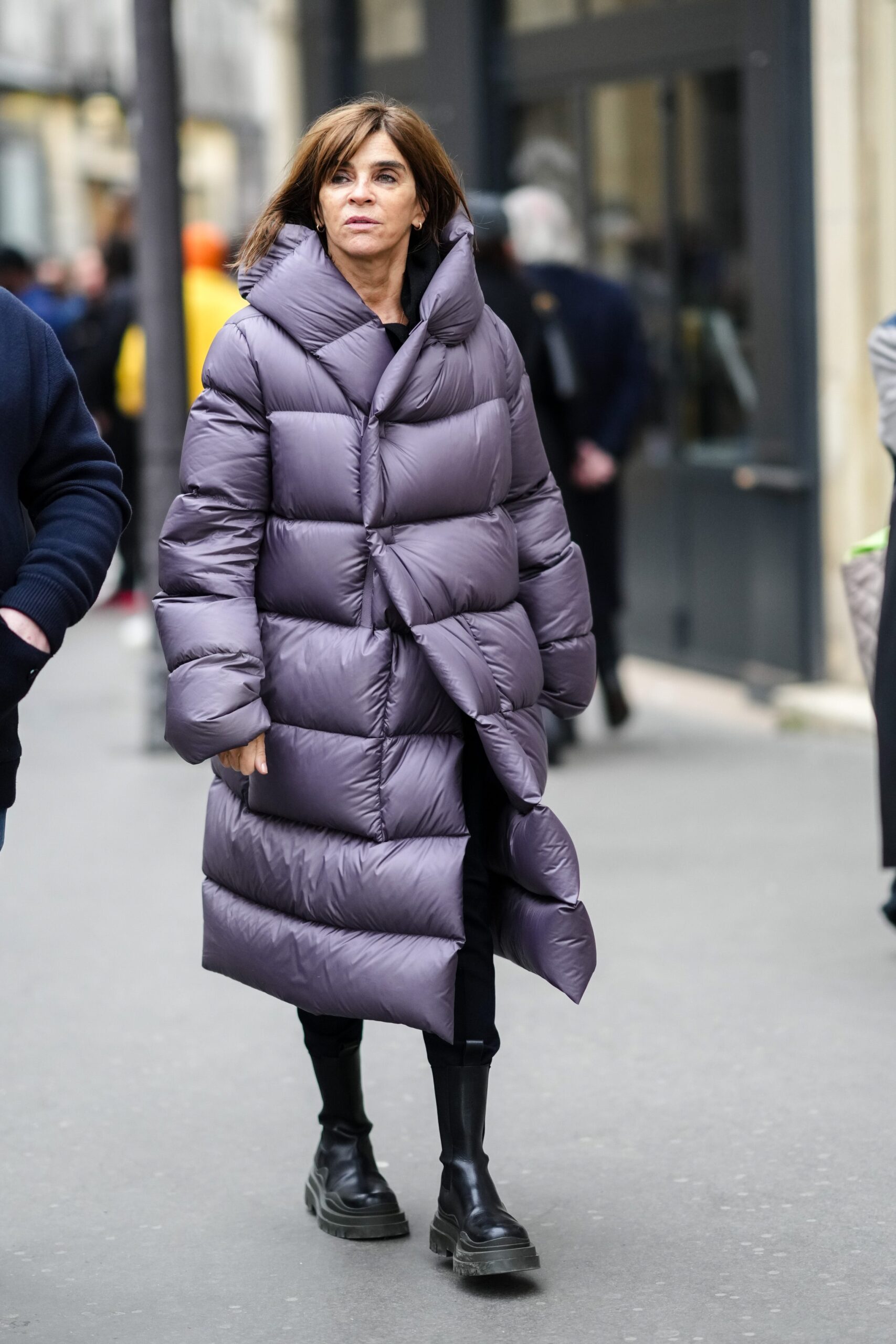 plumifero-mujer-238hhr-1.jpg El plumas más elegante de Zara lleva aislamiento térmico (las de 60 arrasan con él) - Imagen 1